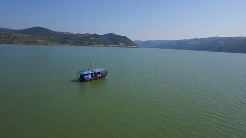 Danube, brodic na Dunavu Stock Footage 72710662