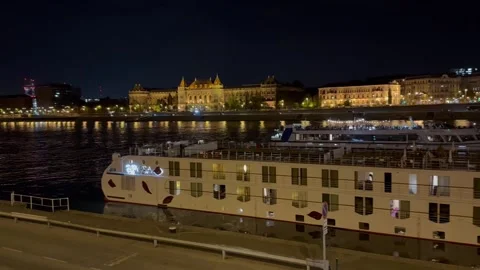 Danube River Budapest at night Vídeo Stock 332854517