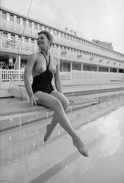 Daphne Dayle Models Topless Bathing Suit, Paris, France - 24 Jun 1964 Stock-Fotos
