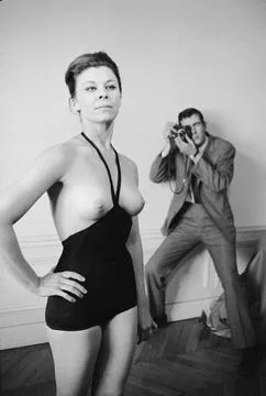Daphne Dayle Models Topless Bathing Suit, Paris, France - 24 Jun 1964 Stockfoto's