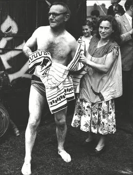 Dare Devil Diver Bill Leyland With His Wife After His Dive From A 50ft Tower Int Stock Photos