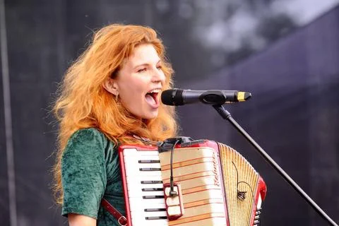 Daria Assmus, Sängerin der deutschen Band Rasga Rasga , beim Auftakt von O.. Stock Photos