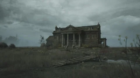 Dark abandoned house on a cloudy day in a desolate landscape 스톡 동영상 304519464