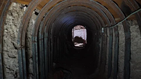 Dark Abandoned Mine Shaft with Rusty Steel Supports and Bright Exit Vídeos de archivo 334939684