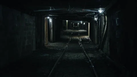 Dark abandoned underground coal mine tunnel 스톡 동영상 334101385