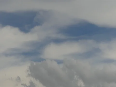 Dark and light clouds struggle in the sky (timelapse) Stockbeeldmateriaal 80495012