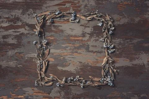 Dark autumn composition. Autumn frame of dried grass and leaves. Foto stock