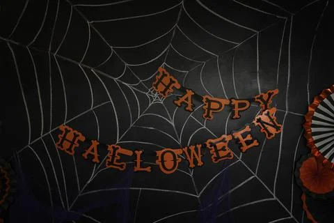 Dark background with drawn web and Happy Halloween message. Foto stock