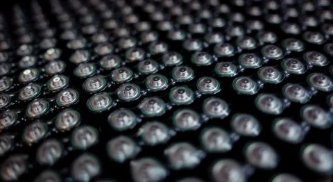 Dark background of rows of new batteries Foto stock