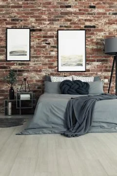 Dark bedding on king-size bed Stock-Fotos