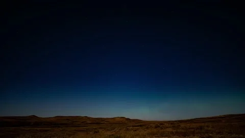 Dark blue night sky with moving stars and Aurora flashing on the horizon. Vídeo Stock 210226186