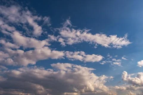 Dark Blue sky background with tiny stratus cirrus striped clouds. Clearing ev Foto stock