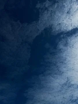 Dark Blue Sky with Wispy Clouds Fotos Stock