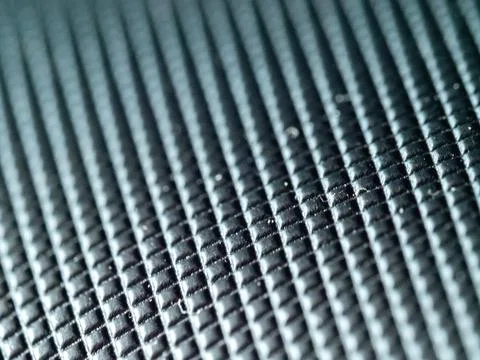 Dark carbon fiber texture with sharp, repeating patterns Foto stock