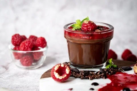 Dark Chocolate Mousse Pudding with Raspberries. Stock-Fotos