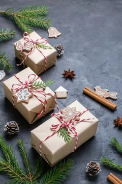 Dark Christmas background. Gift boxes, decorations and congratulations Foto stock