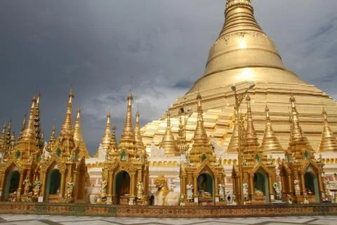 Dark cloud and shwe dagon pagoda Fotos Stock