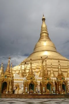 Dark cloud and shwe dagon pagoda Fotos Stock