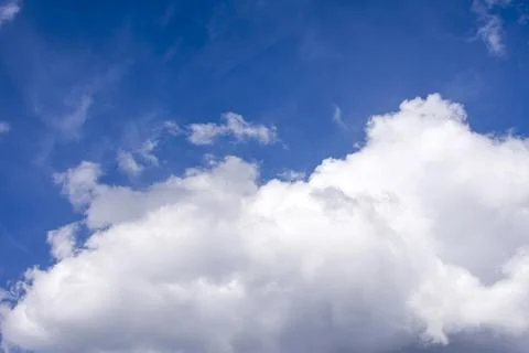 A dark cloud covers the blue sky. before the storm and thunder Stockfoto's