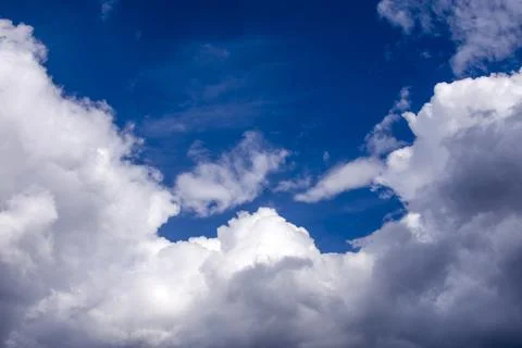 A dark cloud covers the blue sky. before the storm and thunder Stockfoto's