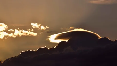 Dark cloud formations backlit at sunset. Moving L to R Vídeo Stock 89204511