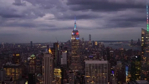 Dark clouds and Empire State Building at night 스톡 동영상 163908482