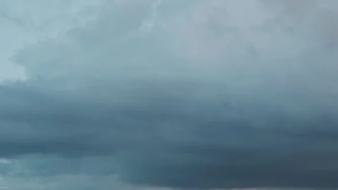 Dark clouds and a flying swallows in the sky Vidéo 129814208