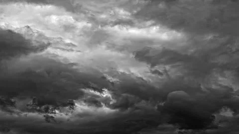 Dark clouds are coming and heavy rain is coming 스톡 동영상 169997740