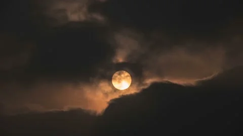 Dark clouds cover the sun. Time lapse. Vidéo 145889215