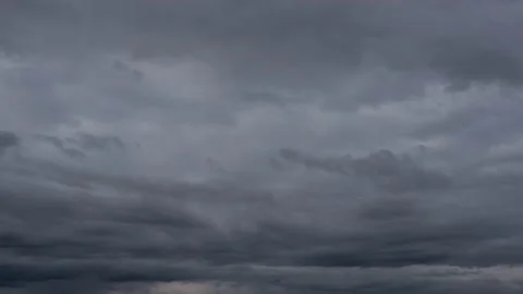 Dark clouds float across the sky in layers at different speeds.timelaps Vídeo Stock 153730582