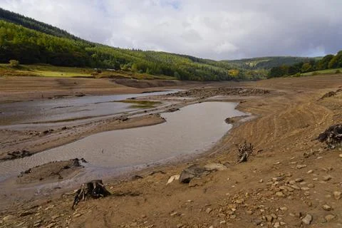 Dark clouds gather over a dried up Ladybower reservoir. Stockfoto's