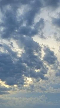 Dark clouds on light sky background Foto stock