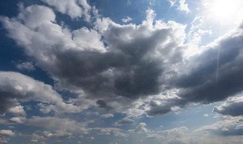 The dark clouds make the sky in black. The rain is coming soon. Pattern of the Foto stock