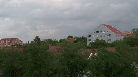 Dark clouds over the city Vidéo 45699942