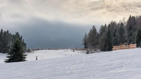 Dark clouds over ski slope in Beski Sadecki mountains Foto stock