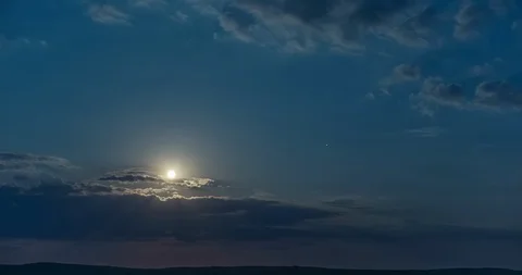 Dark cloudy sky with full moon. Vídeo Stock 105947491