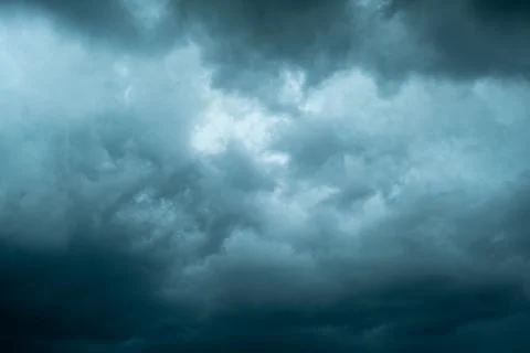 Dark cloudy sky before thunderstorm panoramic background. Storm heaven panora Foto stock