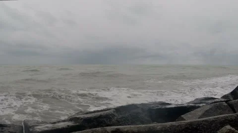 Dark cloudy stormy sky with clouds and waves in the sea - global warming concept Vidéo 48925866