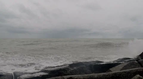 Dark cloudy stormy sky with clouds and waves in the sea - global warming concept Vidéo 48948328