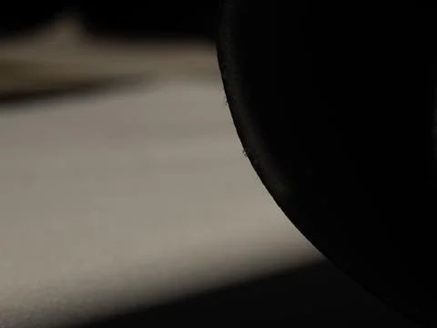 Dark curved edge frames soft, sunlit surface 库存照片