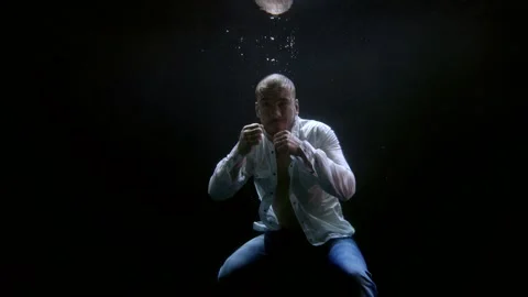 Dark depth of sea or ocean, figure of boxing man, brave agressive boxer is Vidéo 167278554