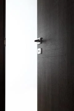 Dark door open e Stock Photos