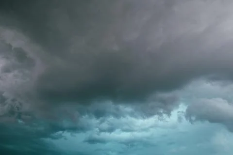 Dark dramatic storm clouds before heavy rain texture background 库存照片
