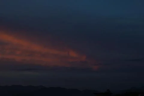 Dark Dramatic Sunset Sky Over Mountains Foto stock