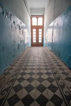 Dark empty hallway corridor in an old abandoned 19th century house Foto stock