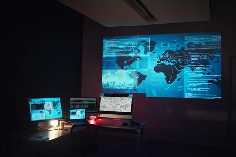 Dark, empty office and computer for global research or monitor of a system Foto stock