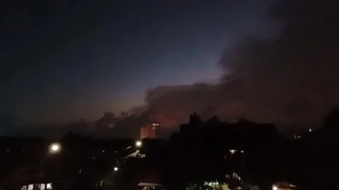 Dark evening sky over silhouette residential neighborhood at dusk Stock-Footage 335705610