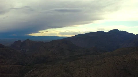 Dark foreboding sky over Tucson mountains 스톡 동영상 162577633