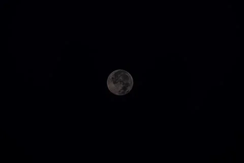 Dark Full Moon Over Night Horizon with Telephoto Lens Stock-Fotos