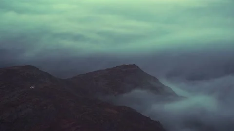 Dark gloomy view down into the cloudy mountains of Snowdonia Wales at dawn 스톡 동영상 170895985